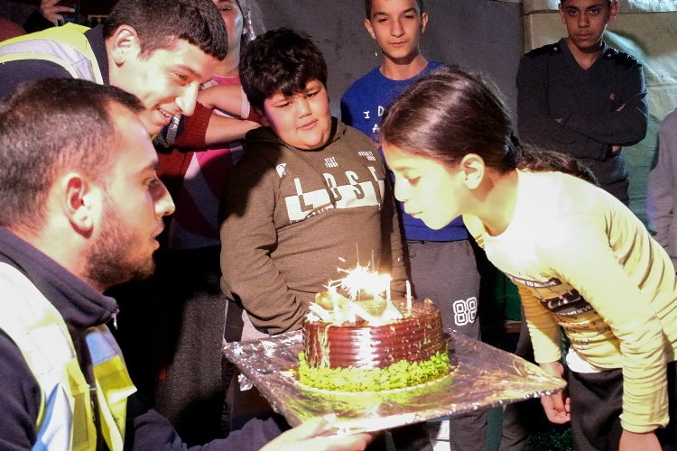 Bursalı ekiplerden çadırda doğum günü sürprizi -