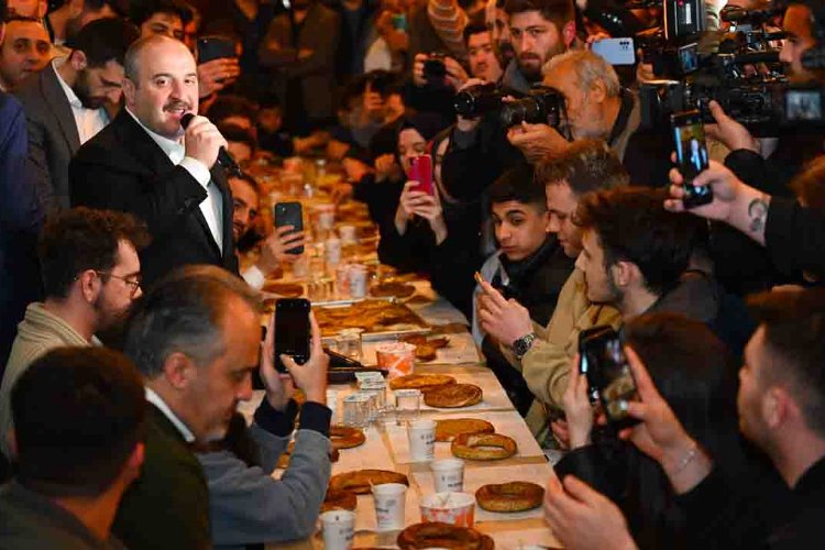 Bursalı gençler Bakan Varank'ı sahile davet etti -
