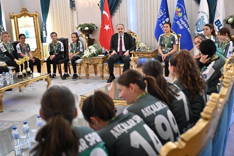 Bursalı şampiyon sporculardan Başkan Aktaş’a ziyaret -