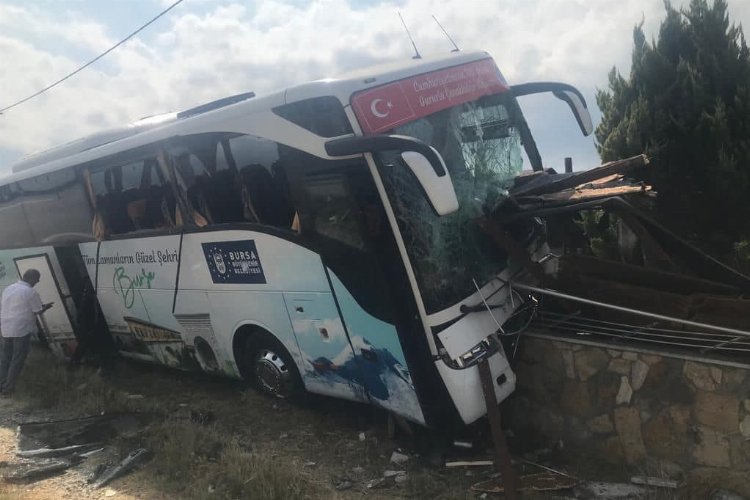 Bursalıların otobüsü kültür turu dönüşünde kaza yaptı: 1 ölü, 8 yaralı -