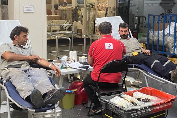 BUTTİM esnafından Kızılay'ın stoklarına takviye -