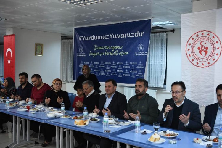 Büyükkılıç ailesi iftarda depremzedeleri ağırladı -