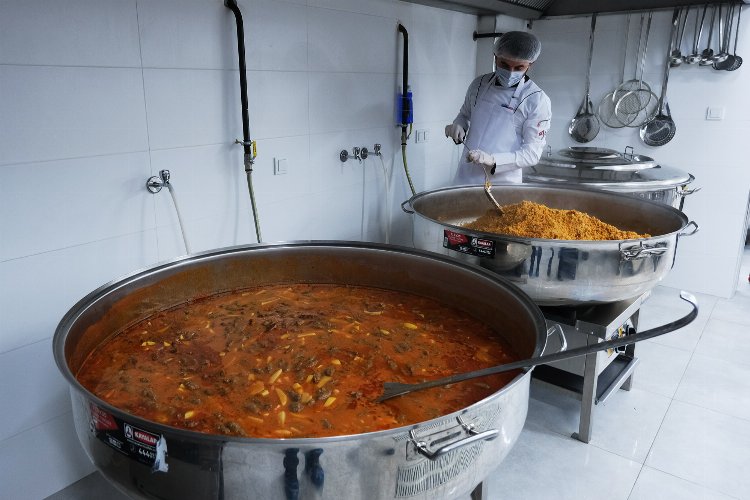 Büyükşehir’in kazanları gündüz-gece Sakarya için kaynıyor -