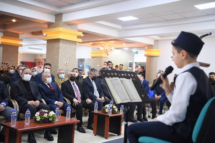 Büyükkılıç'tan Kuran-ı Kerim'i hıfzeden 58 öğrenciye tebrik ve hediye -
