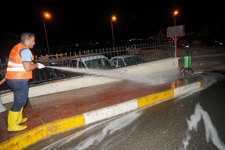 Cadde ve kaldırımlarda bayram temizliği -