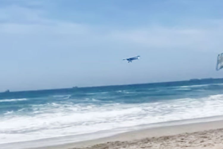 California'da küçük uçak sahile düştü! -