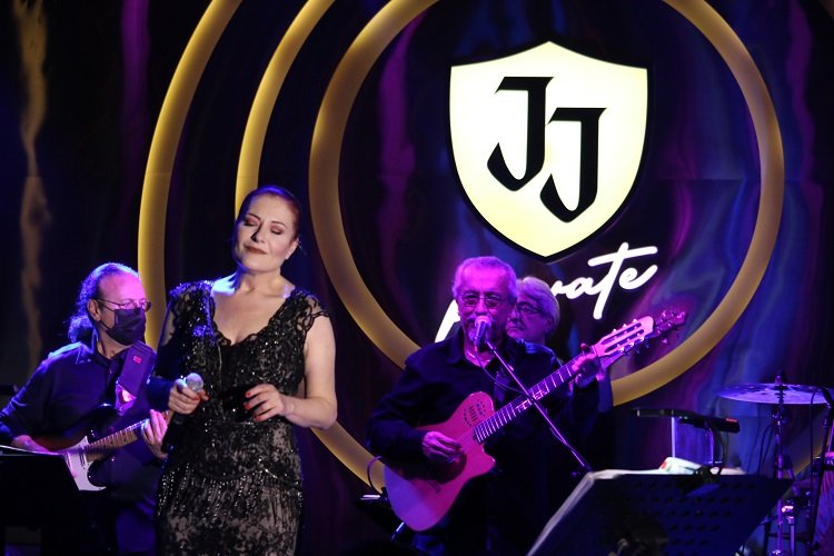 Candan Erçetin'den 'Joker' performans -