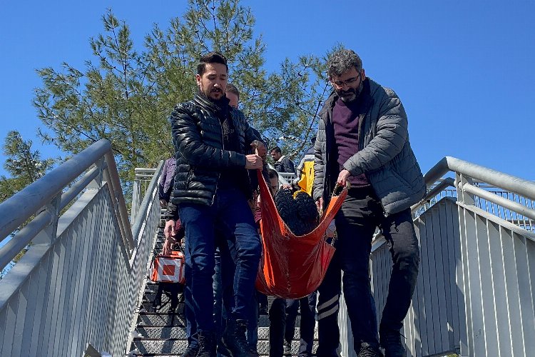 Canına kıymak için köprüye çıkan genci polis kurtardı -
