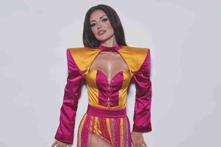 Caroline, 'Dönmem'e klip çekti -