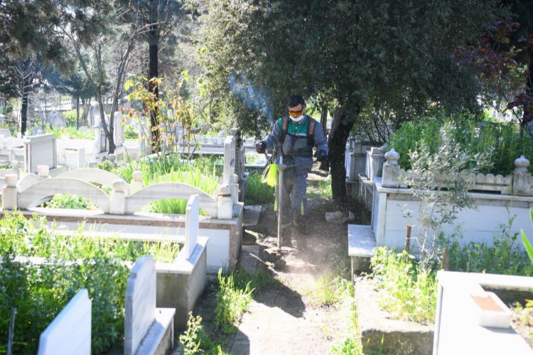 Çayırova’da mezarlıklar bayrama hazırlanıyor -