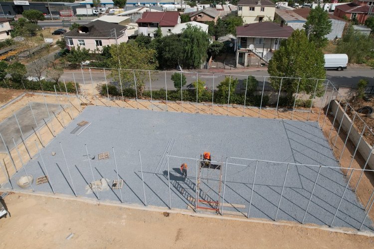 Çayırova'da yeni halı sahaların inşaatı sürüyor -