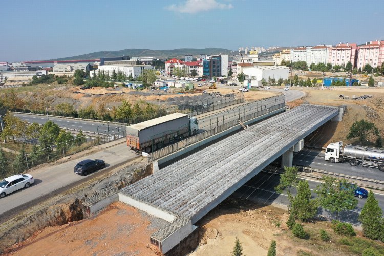 Çayırova Turgut Özal Köprüsü'nde kiriş montajı yapıldı -