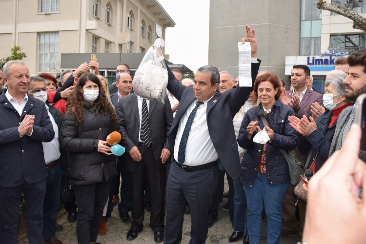 CHP Bursa'da elektrik borcundan dolayı kesilen faturasını ödedi -
