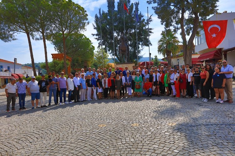 CHP Güzelbahçe'den Ata'ya 100. yıl çelengi -