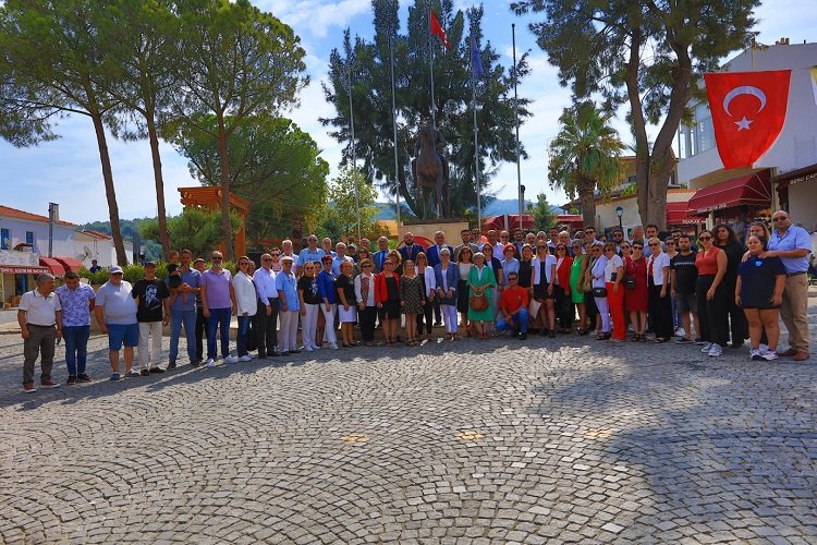CHP Güzelbahçe'den Ata'ya 100. yıl çelengi -
