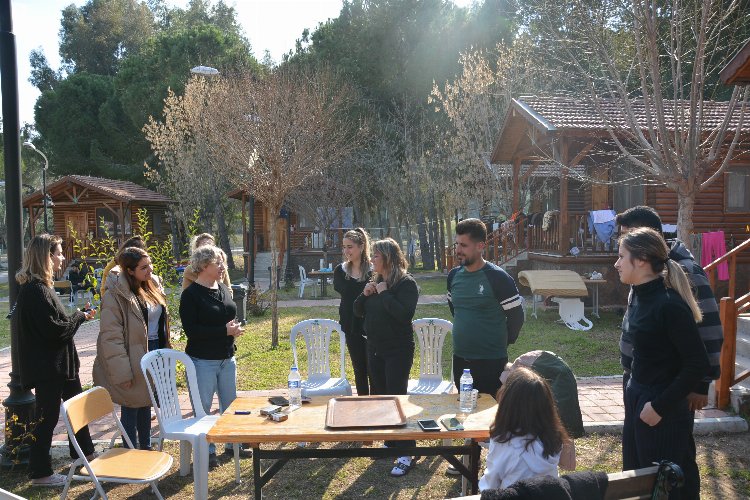 CHP'li Foggo Mersin'de depremzedeleri ziyaret etti -