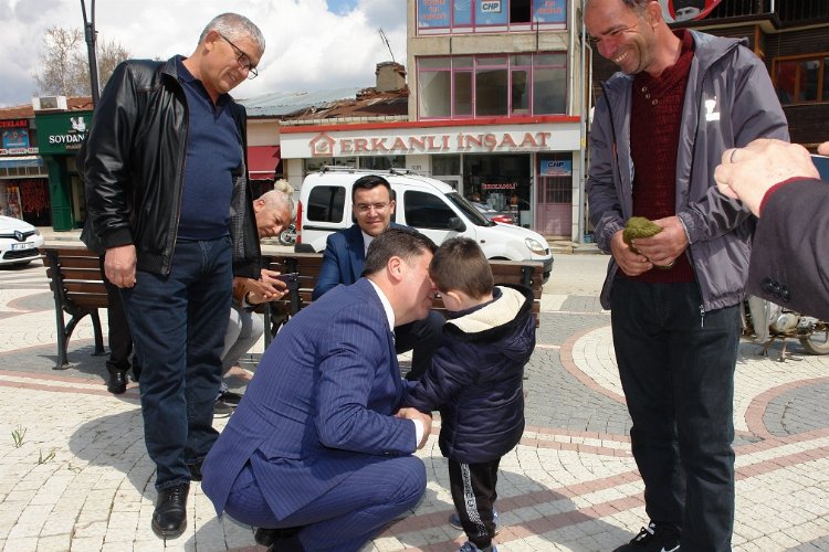 CHP’li Tüzün Pazaryeri'nde vatandaşla bayramlaştı -