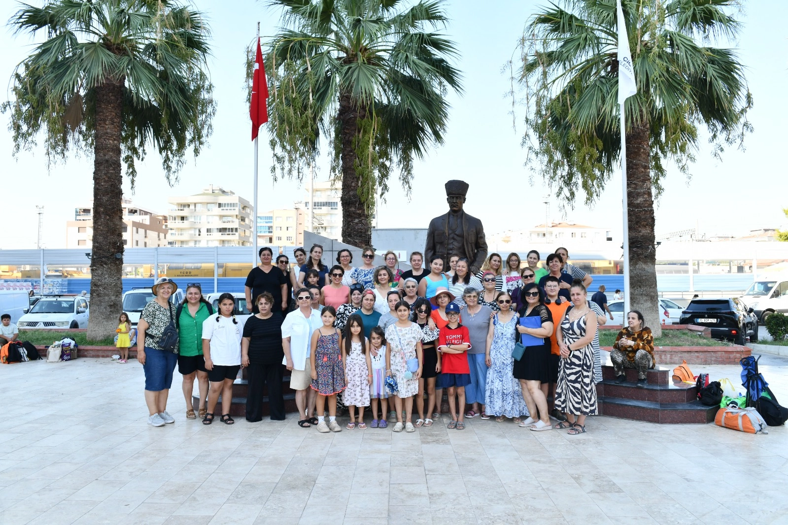 Çiğli'de kadın ve çocuklar denizle buluştu -