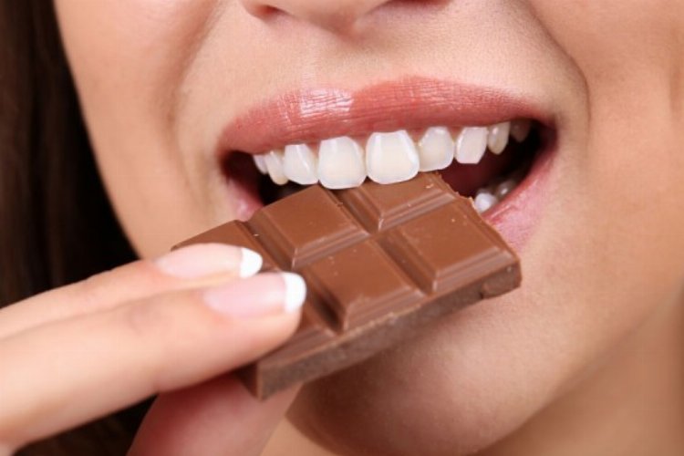 Çikolata yedikten hemen sonra diş fırçalamayın -
