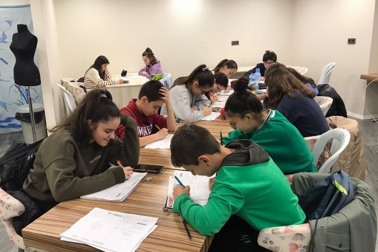 Çınar Akademi gençlerin hayatına dokunuyor -