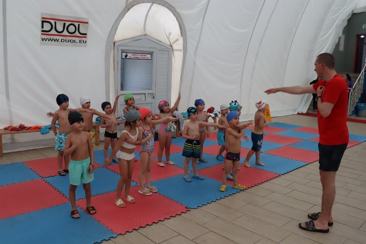 Çınar Çocuk Evi’nin minikleri, yüzme derslerine başladı -