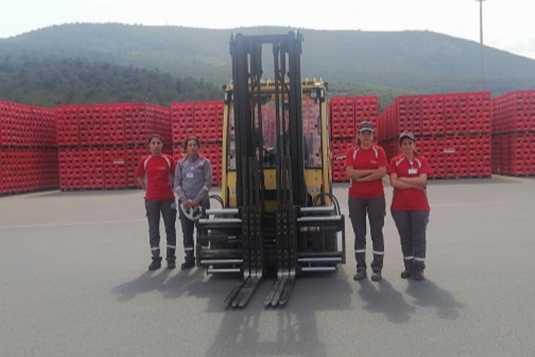 Coca-Cola İçecek'ten kadınlara forklift eğitimi -