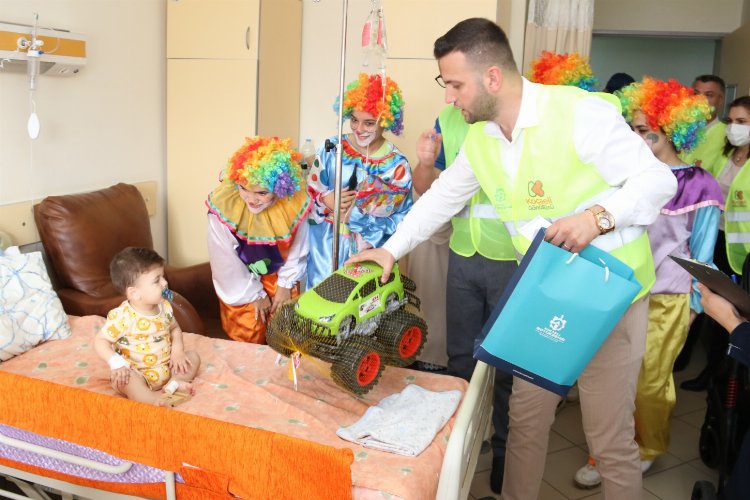 Çocuk hastalara bayram hediyesi -
