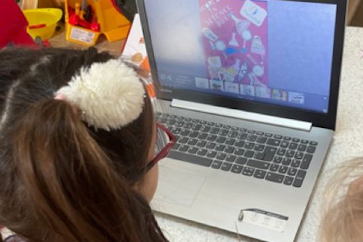 Çocuklar bilim kutusu ile dünyayı keşfediyor -