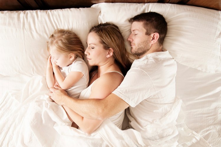 Çocukların ebeveynle yatması özgüveni düşürüyor -