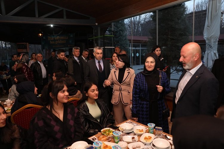 Çolakbayrakdar ailesi depremzedelerle iftarda buluştu -