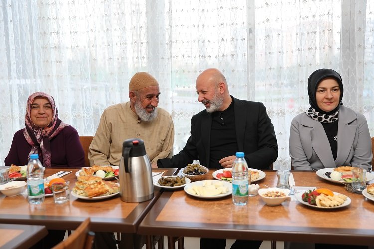 Çolakbayrakdar çifti depremzedelerle bayramlaştı -