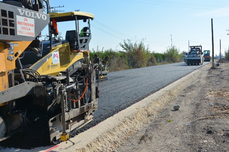 Çukurova’nın kalbine uzanan yola sıcak asfalt -