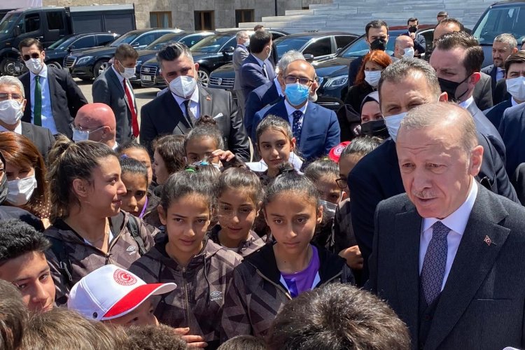 Cumhurbaşkanı Erdoğan Kilis Aslan Gençlik Kız Futbol takımıyla görüştü -