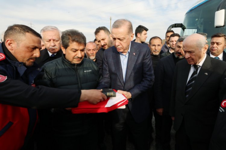 Cumhurbaşkanı Erdoğan'a Adıyaman'da Türk Bayrağı ve Kur'an-ı Kerim -