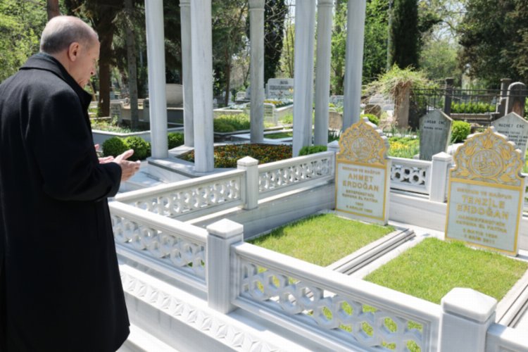 Cumhurbaşkanı Erdoğan’dan kabir ziyareti -
