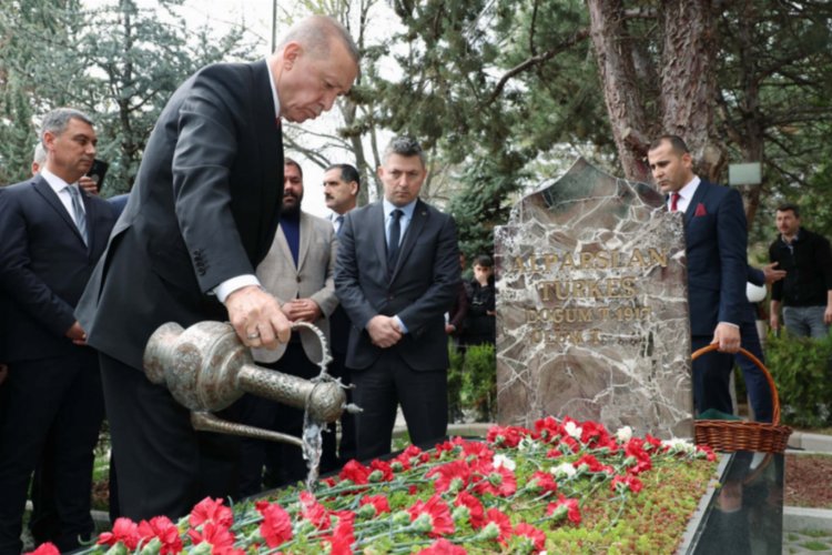 Cumhurbaşkanı Erdoğan'dan Türkeş'in kabrine ziyaret -