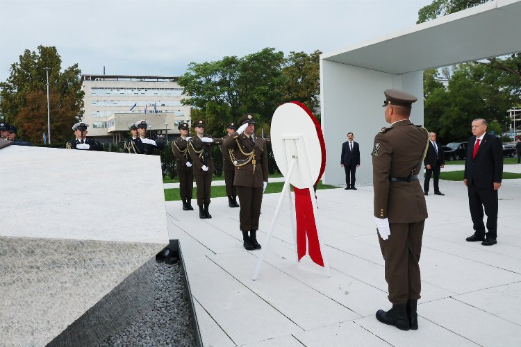 Cumhurbaşkanı Erdoğan'dan Zagreb'de Vatan Anıtı'na çelenk -