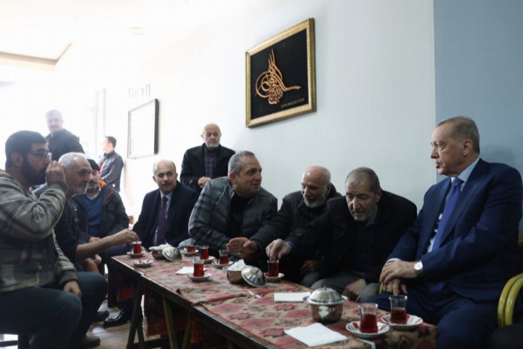 Cumhurbaşkanı Erdoğan, Fatih’te esnaf ziyareti yaptı -