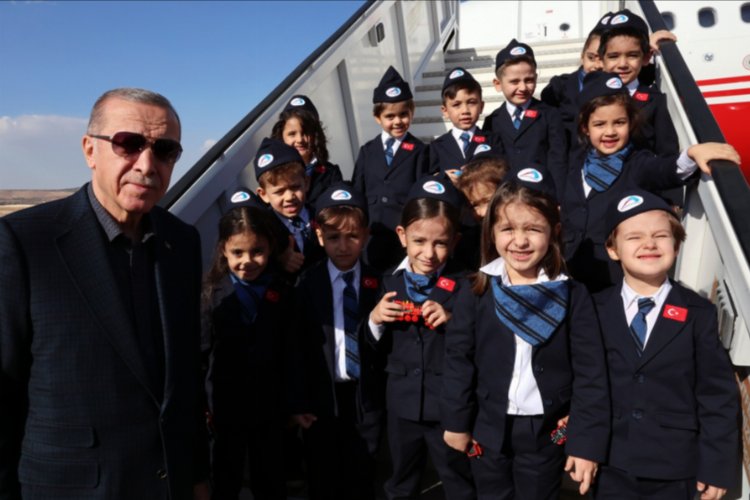 Cumhurbaşkanı Erdoğan, Gaziantep’teki minik kondüktörlerle -