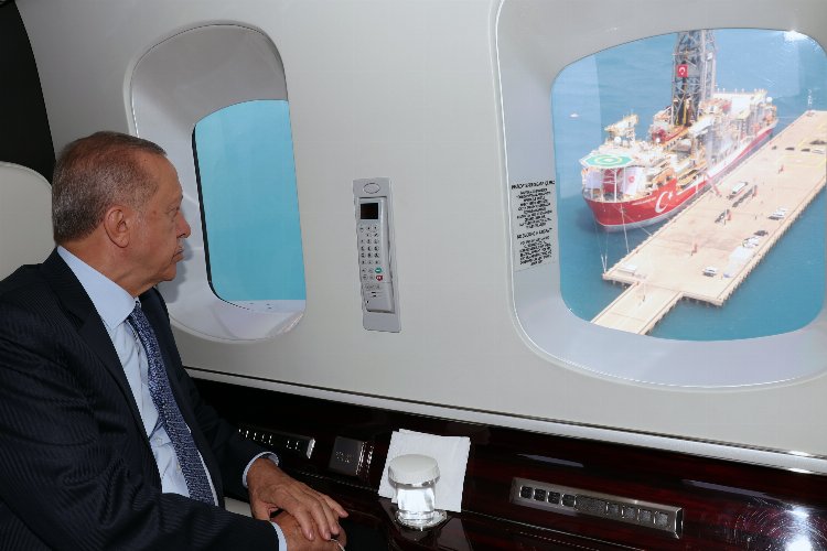 Cumhurbaşkanı Erdoğan havadan inceledi... Erdoğan gemide brifing alıyor -