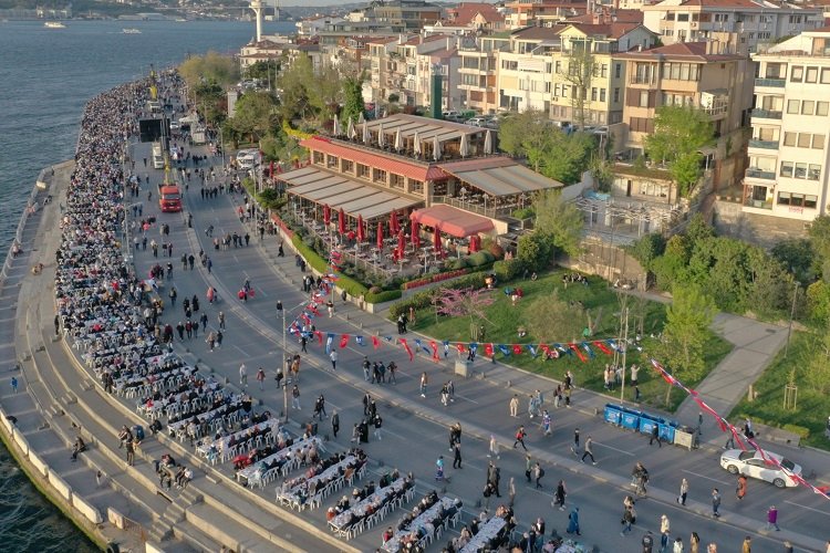 Cumhurbaşkanı Erdoğan Kadir Gecesi Üsküdar'da depremzedelerle -