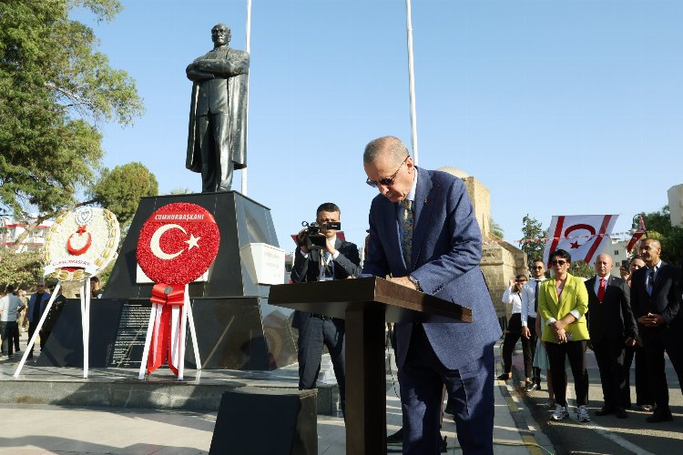 Cumhurbaşkanı Erdoğan, Lefkoşa’daki Atatürk Anıtı‘nı ziyaret etti -