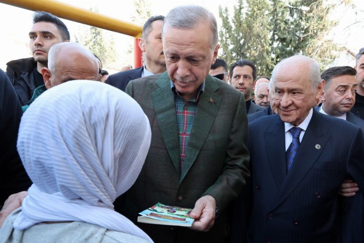 Cumhurbaşkanı Erdoğan ve Bahçeli afet bölgesinde... Şehirlerdeki köyleri de ayağı kaldıracağız -