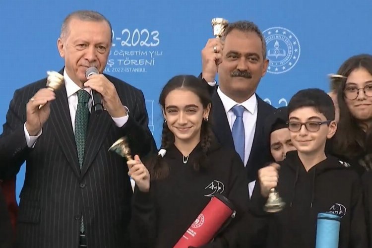 Cumhurbaşkanı Erdoğan ve Bakan Özer ilk ders zilini birlikte çaldılar -