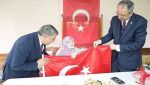 Cumhuriyetle aynı yaşta olan Şükriye nineye Türk bayrağı hediyesi!
