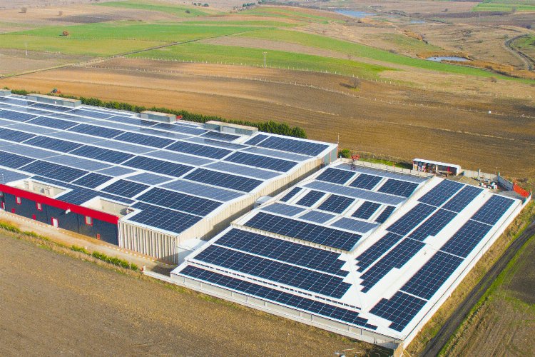 CW Enerji çatıları güneşle buluşturarak karbon salınımının önüne geçiyor -