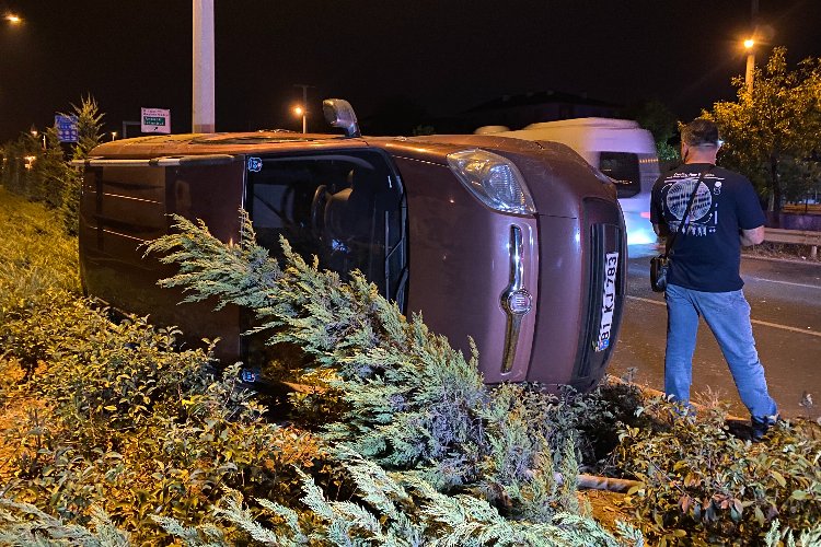 D-100 Karayolunda kaza aracını terkedip kaçtı -