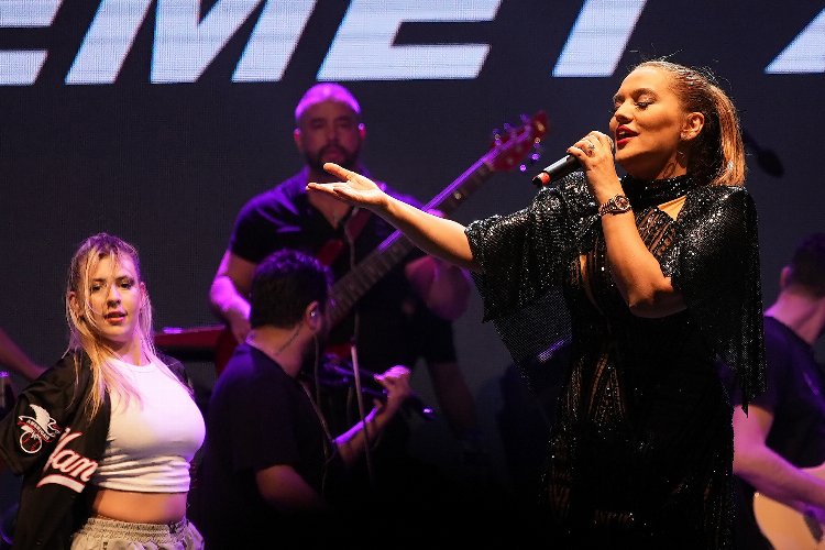 Demet Akalın 'rekor' kırdı! -