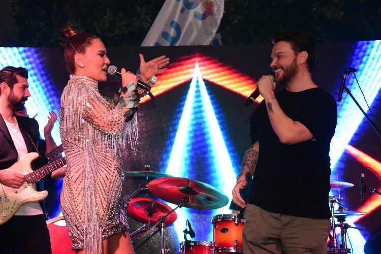 Demet Akalın, Sinan Akçıl'la Uludağ'da düet yaptı -