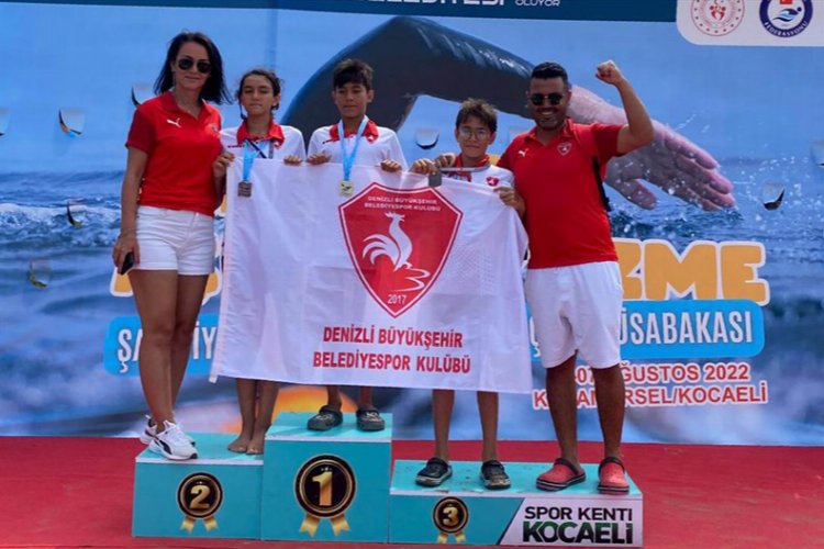 Denizli Büyükşehir yüzme takımı başarılarına bir yenisini daha ekledi -